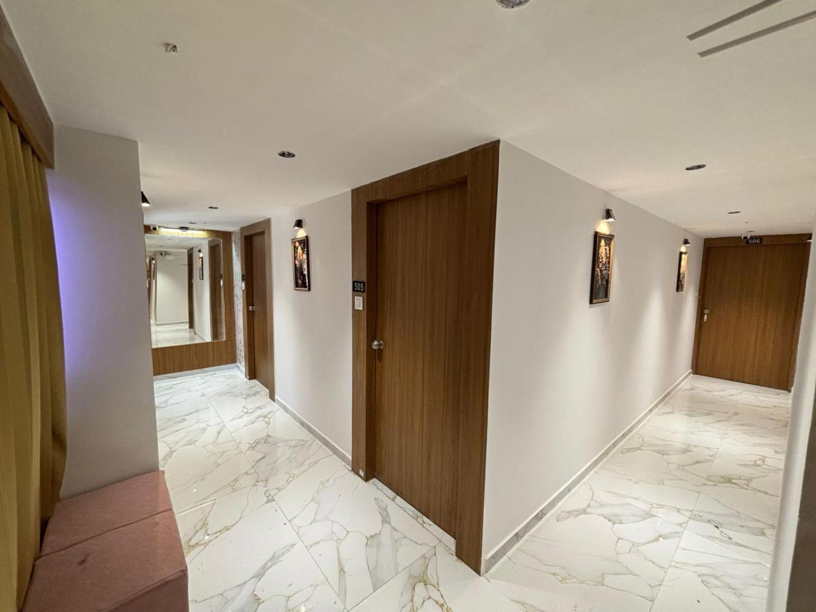 Hotel Phoniex อาเมดาบัด ภายนอก รูปภาพ