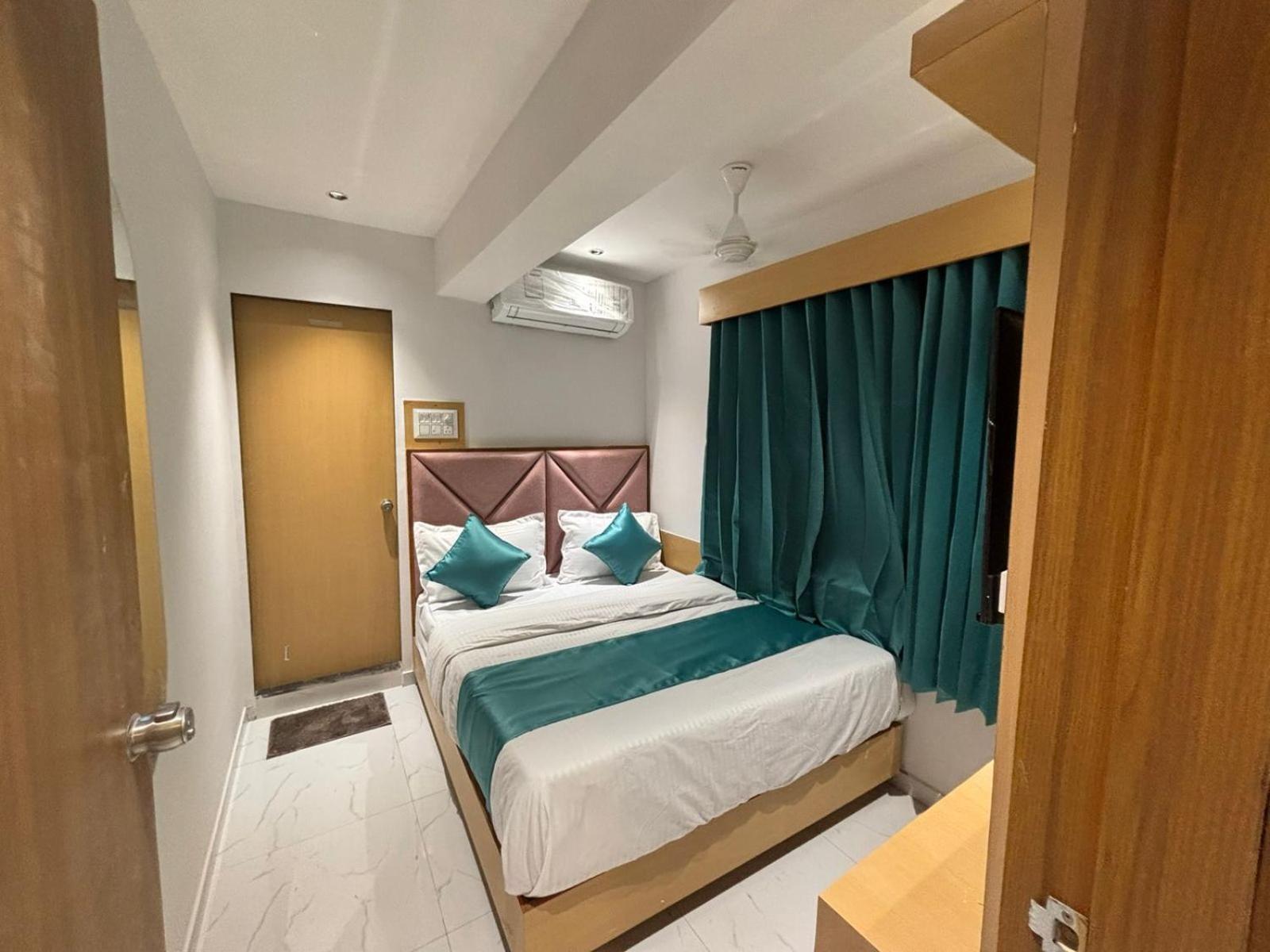 Hotel Phoniex อาเมดาบัด ภายนอก รูปภาพ