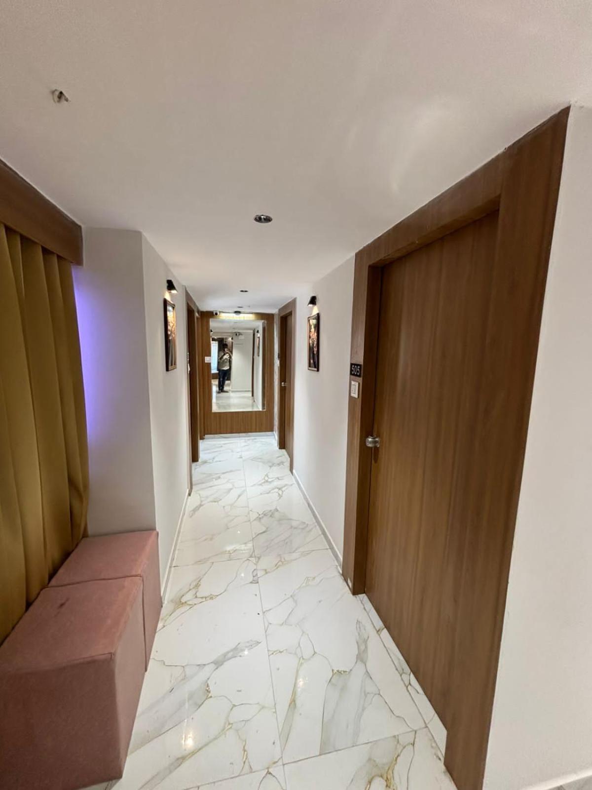 Hotel Phoniex อาเมดาบัด ภายนอก รูปภาพ