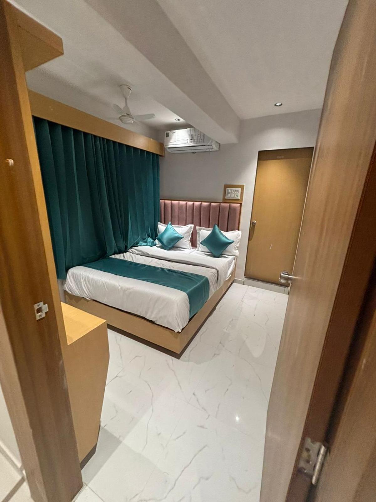 Hotel Phoniex อาเมดาบัด ภายนอก รูปภาพ