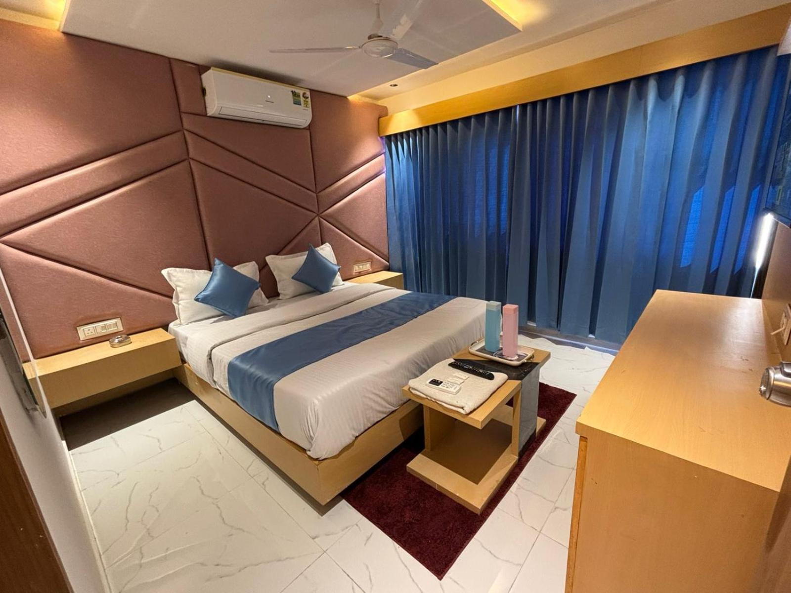 Hotel Phoniex อาเมดาบัด ภายนอก รูปภาพ