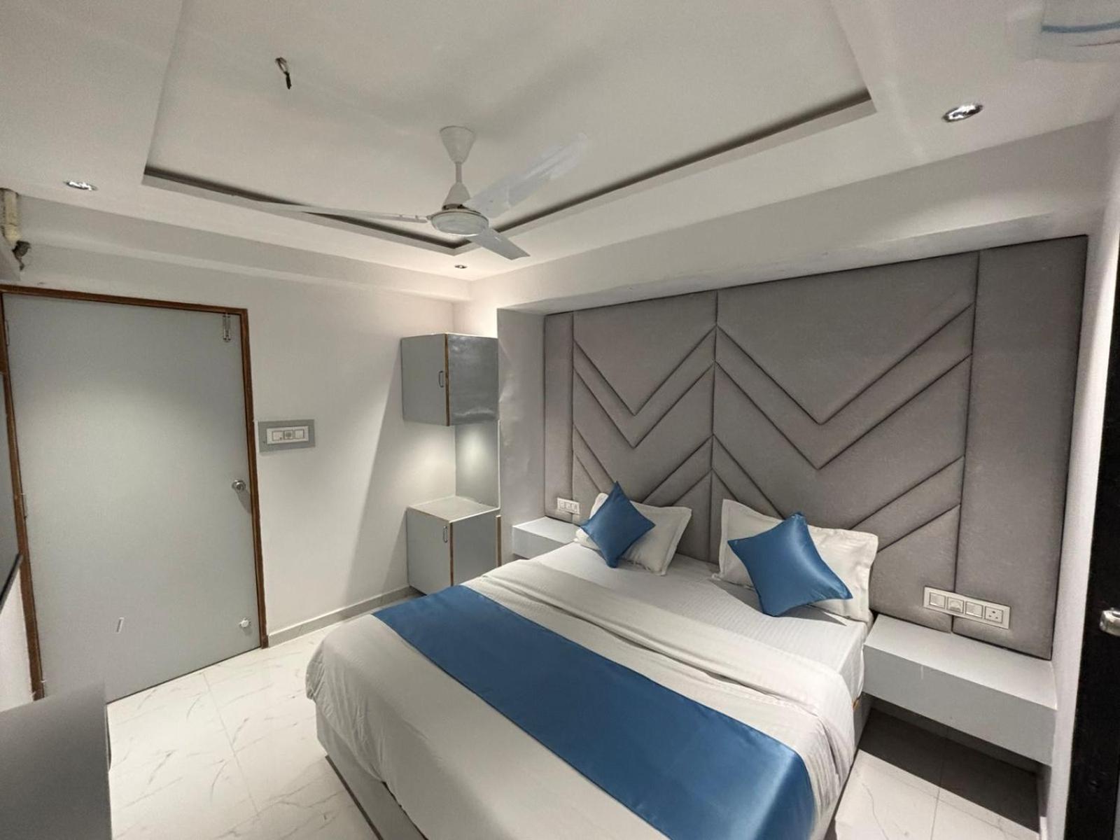 Hotel Phoniex อาเมดาบัด ภายนอก รูปภาพ