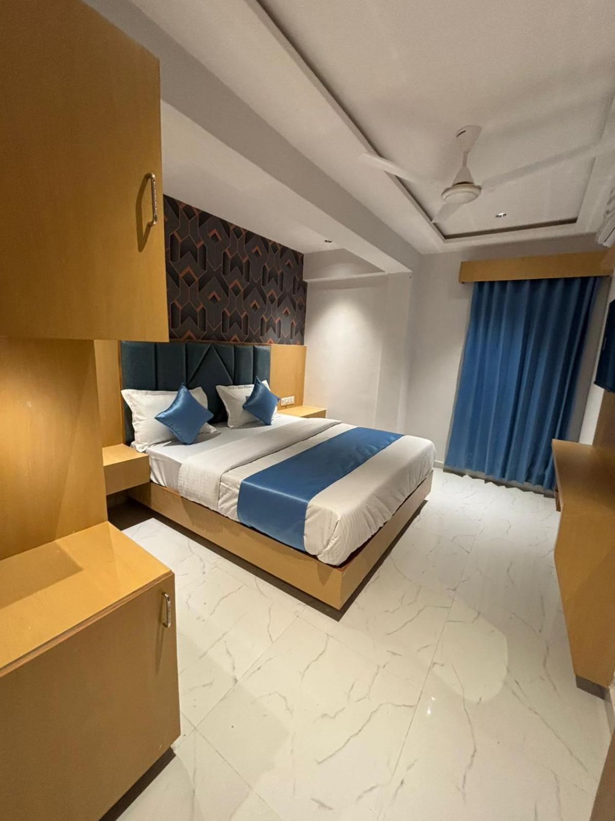 Hotel Phoniex อาเมดาบัด ภายนอก รูปภาพ