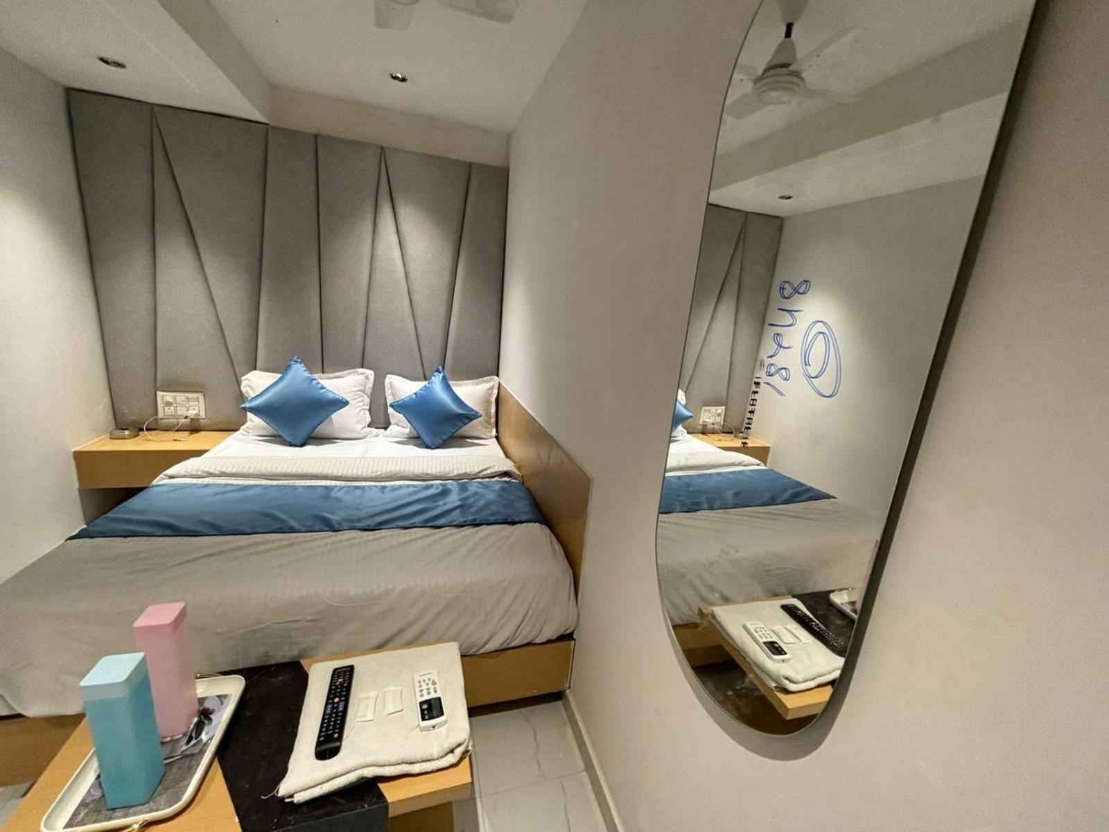 Hotel Phoniex อาเมดาบัด ภายนอก รูปภาพ