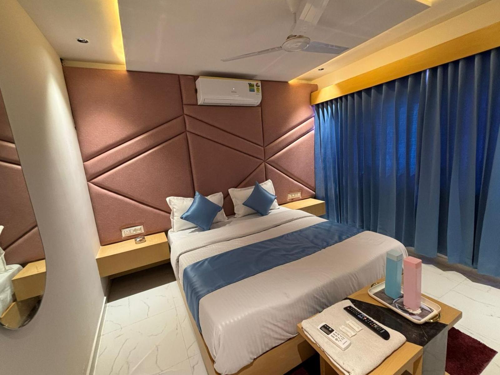 Hotel Phoniex อาเมดาบัด ภายนอก รูปภาพ