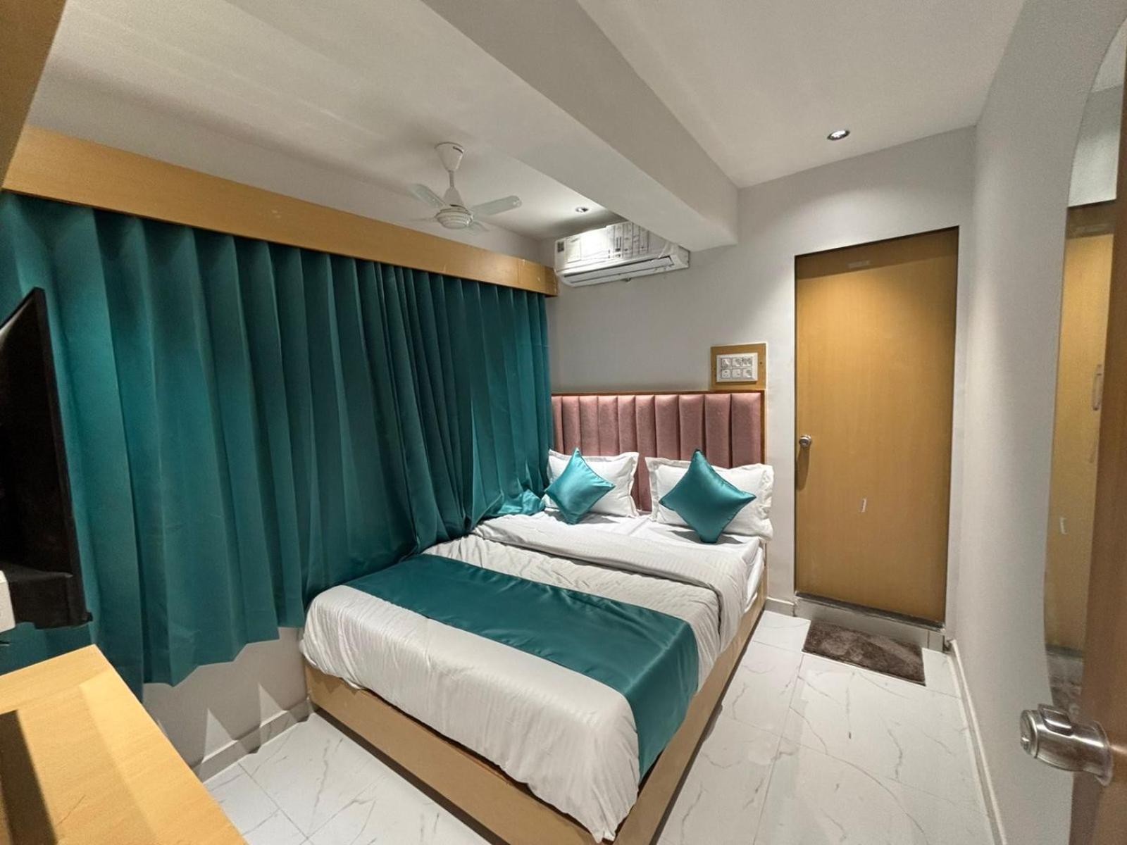 Hotel Phoniex อาเมดาบัด ภายนอก รูปภาพ