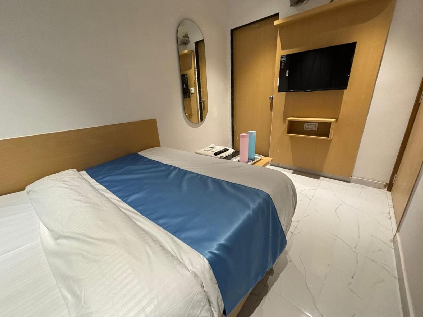 Hotel Phoniex อาเมดาบัด ภายนอก รูปภาพ