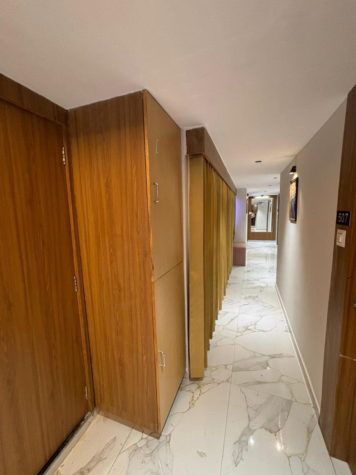 Hotel Phoniex อาเมดาบัด ภายนอก รูปภาพ
