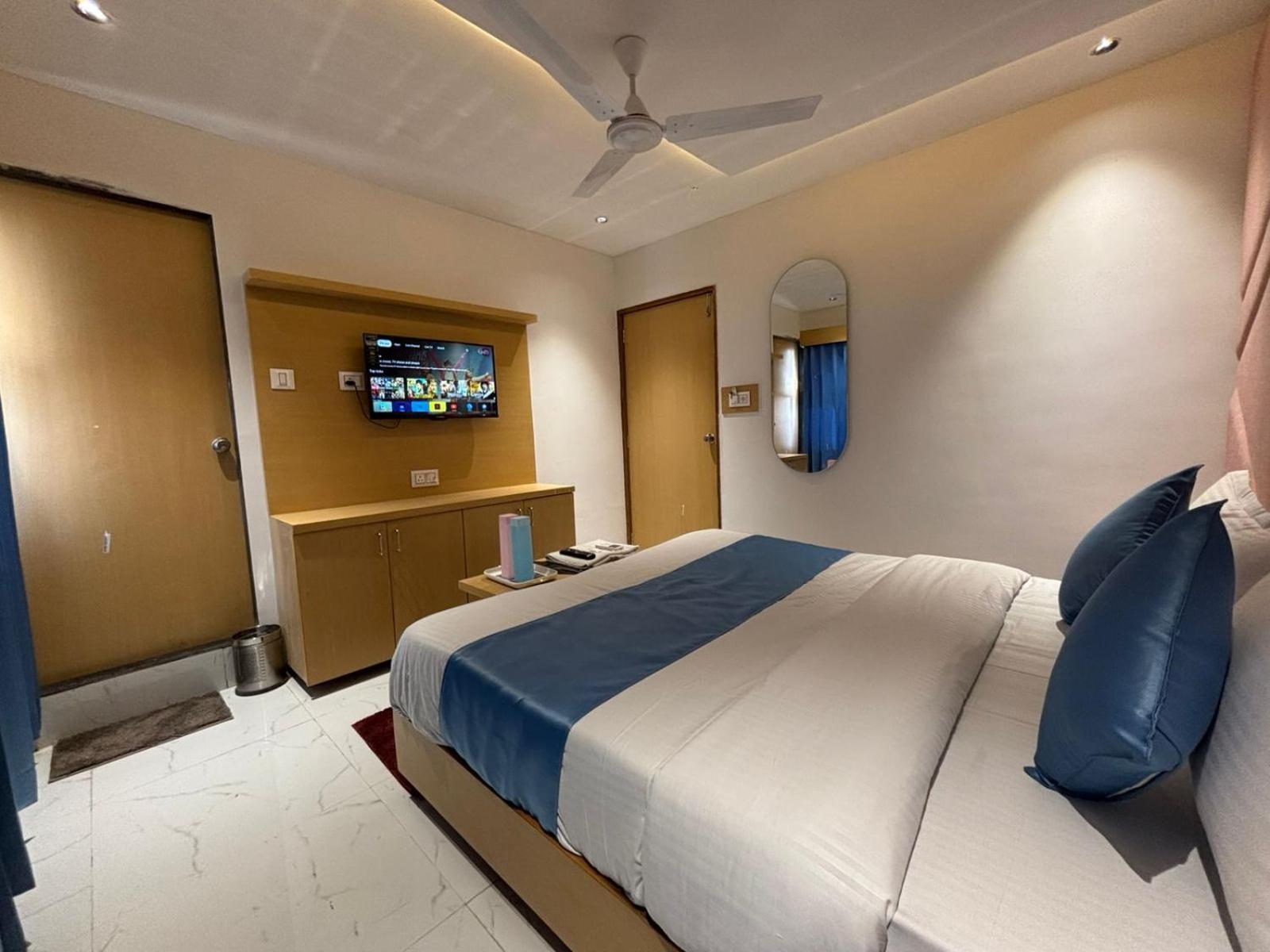 Hotel Phoniex อาเมดาบัด ภายนอก รูปภาพ