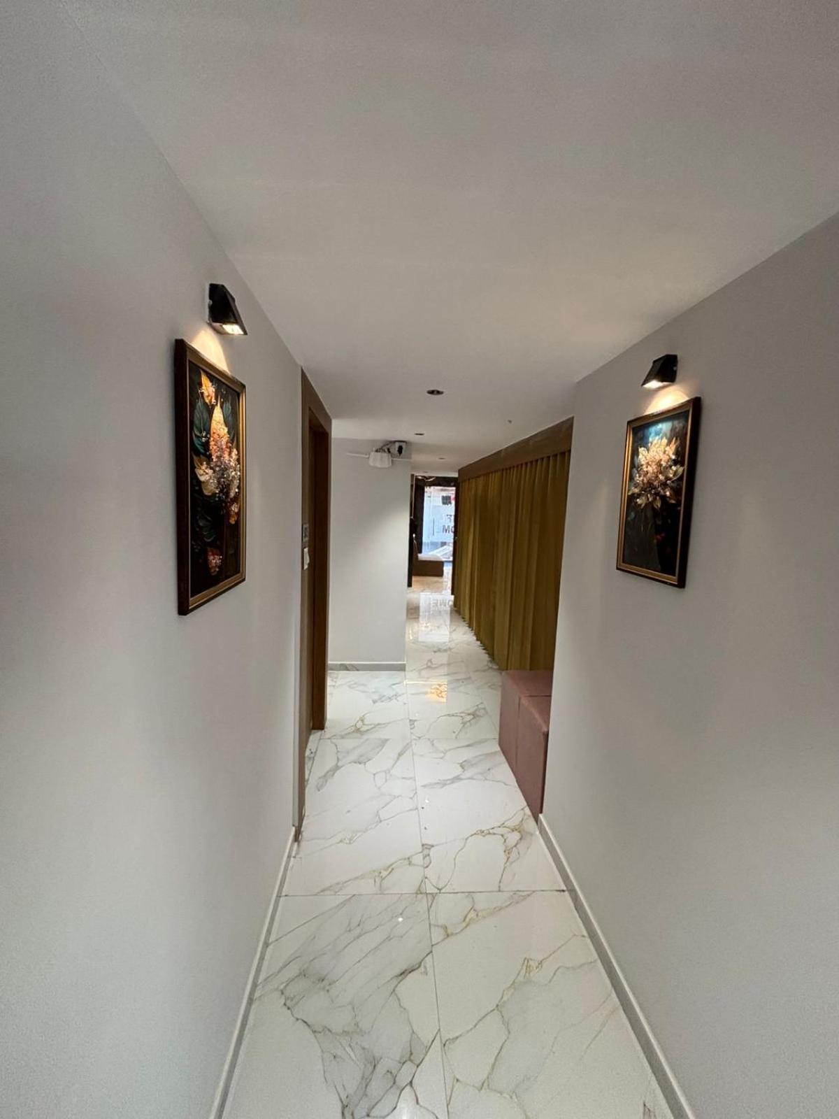 Hotel Phoniex อาเมดาบัด ภายนอก รูปภาพ