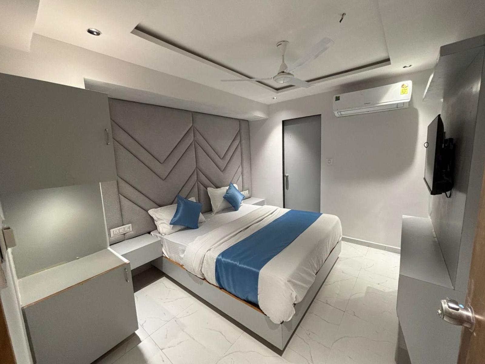 Hotel Phoniex อาเมดาบัด ภายนอก รูปภาพ