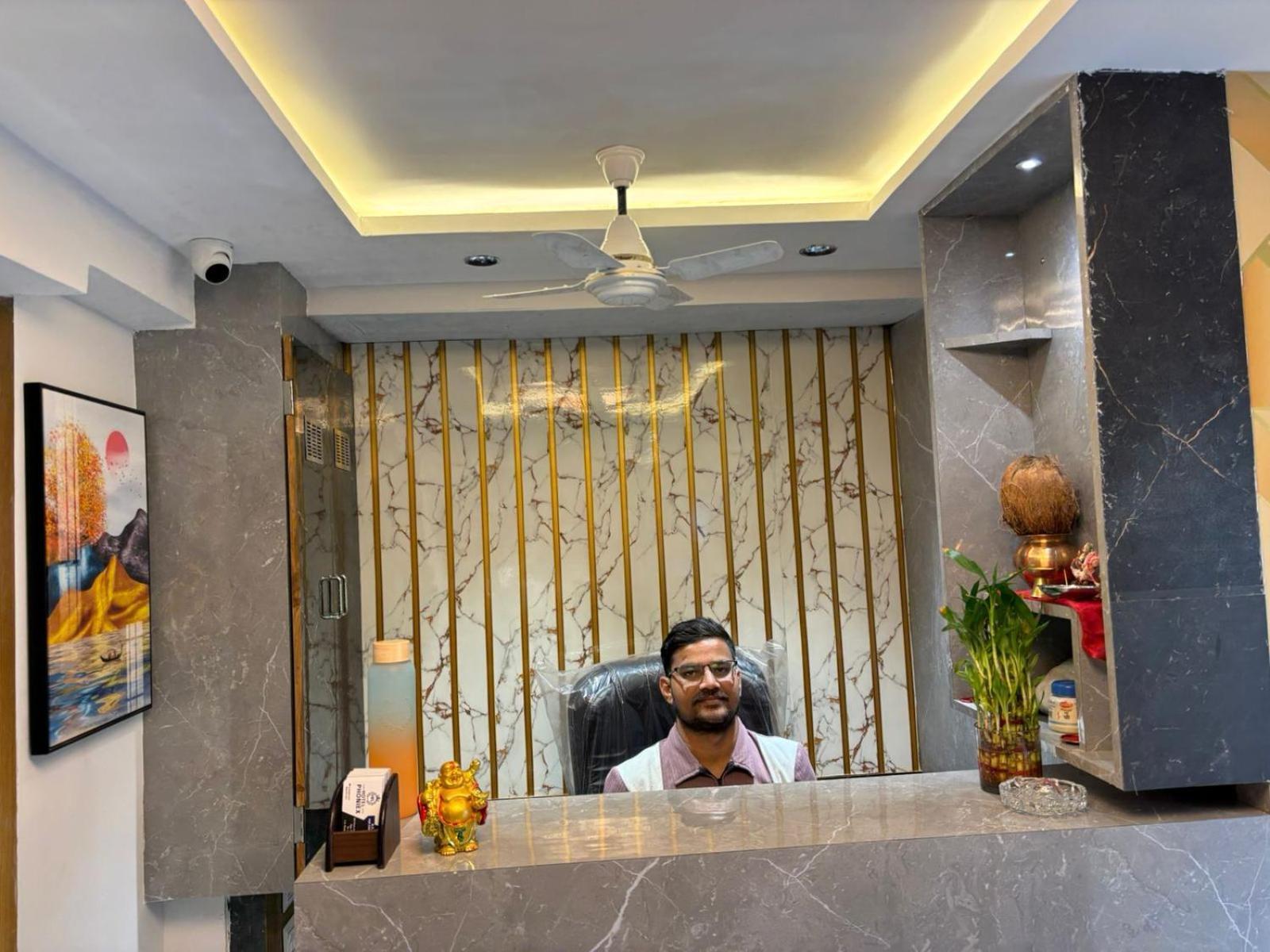 Hotel Phoniex อาเมดาบัด ภายนอก รูปภาพ