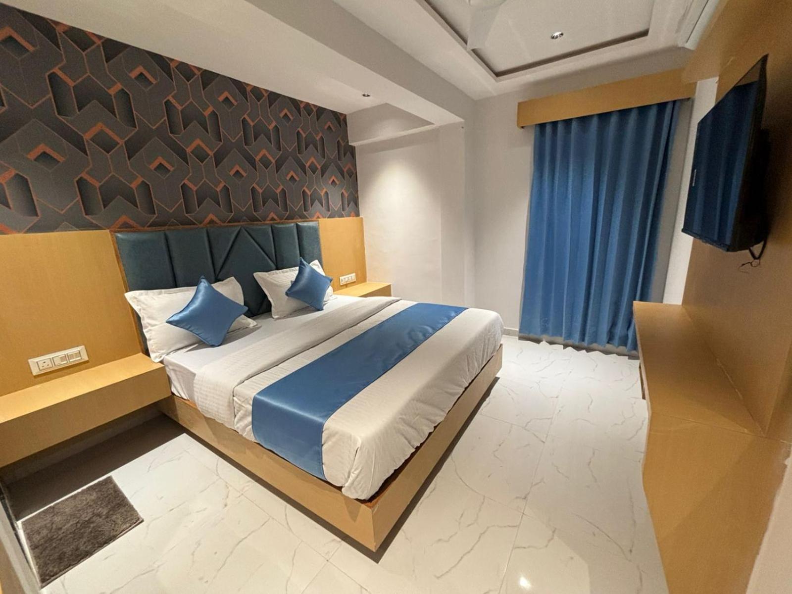 Hotel Phoniex อาเมดาบัด ภายนอก รูปภาพ