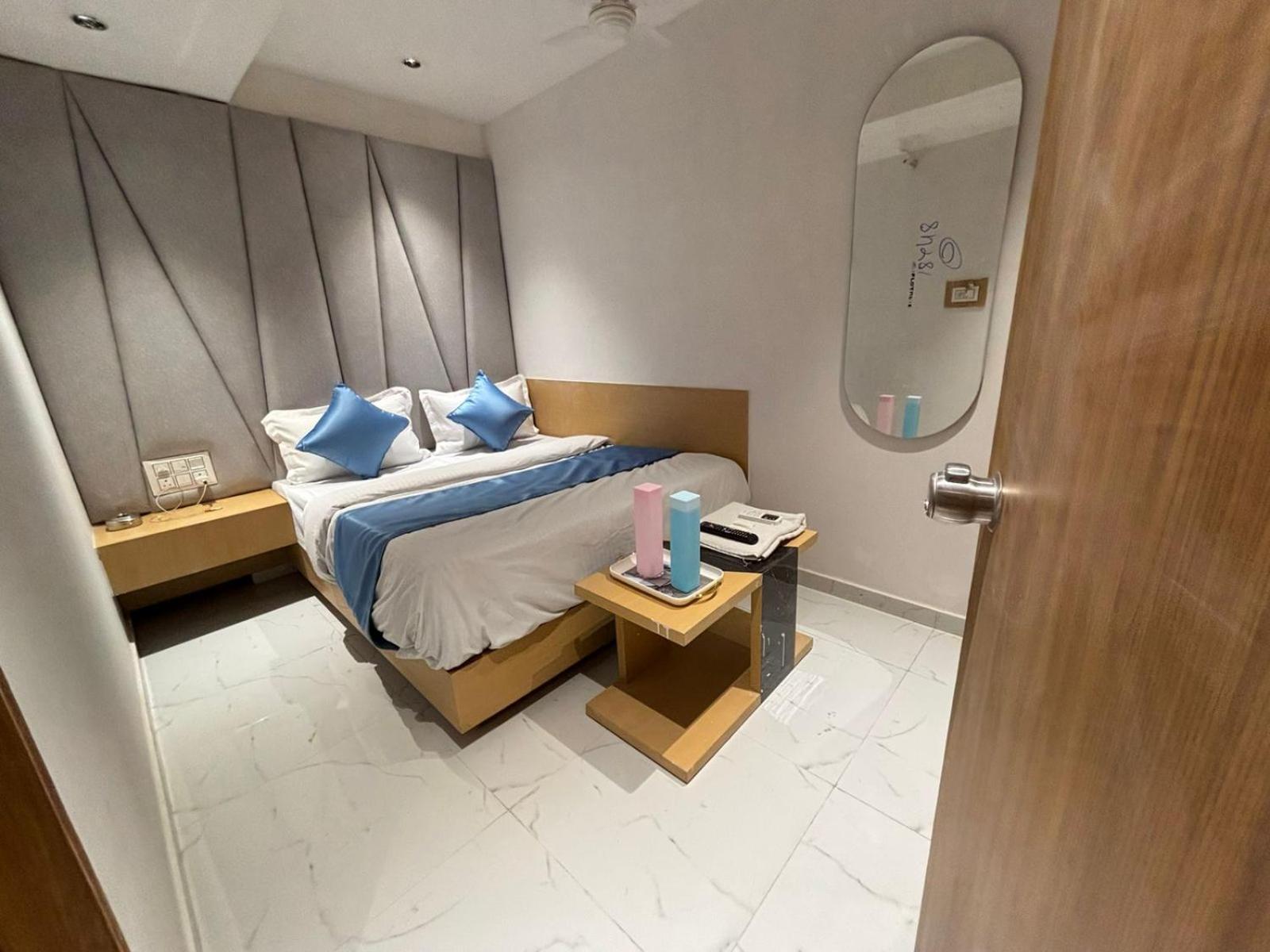 Hotel Phoniex อาเมดาบัด ภายนอก รูปภาพ